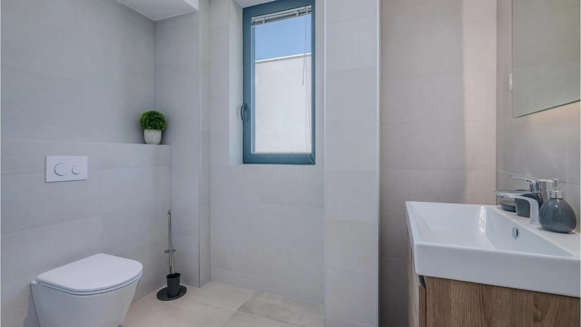 Awesome Home In Icici With Kitchenette